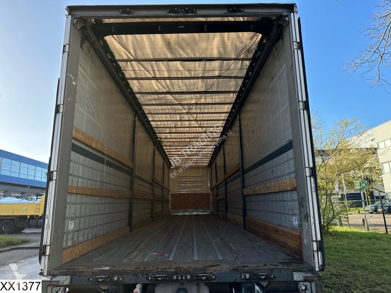نصف مقطورة Fruehauf Tautliner Lift shaft