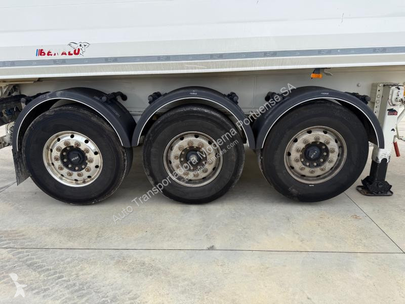 نصف مقطورة Benalu  Semi-Reboque