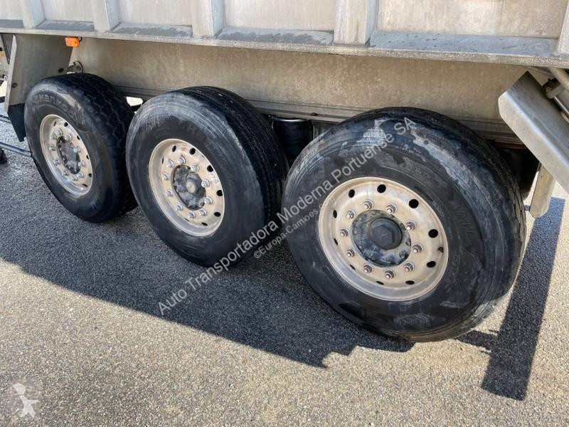 نصف مقطورة Benalu  Semi-Reboque