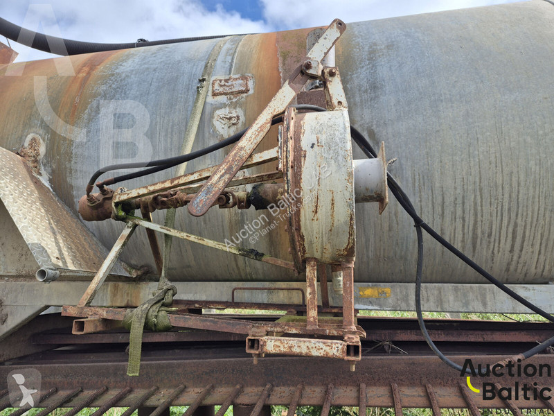 Tanker crop dusting