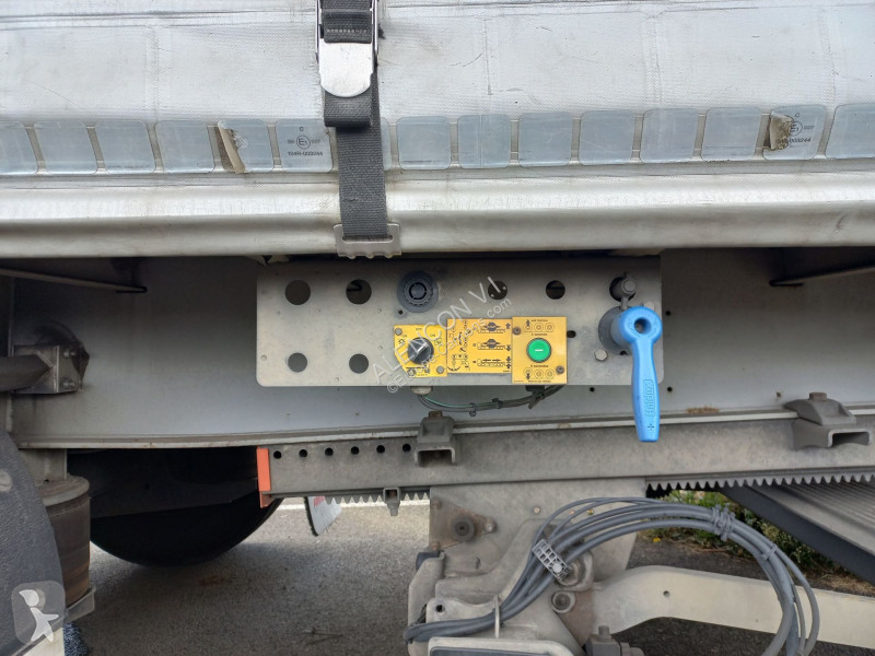 نصف مقطورة Fruehauf HAYON FKSRT4C