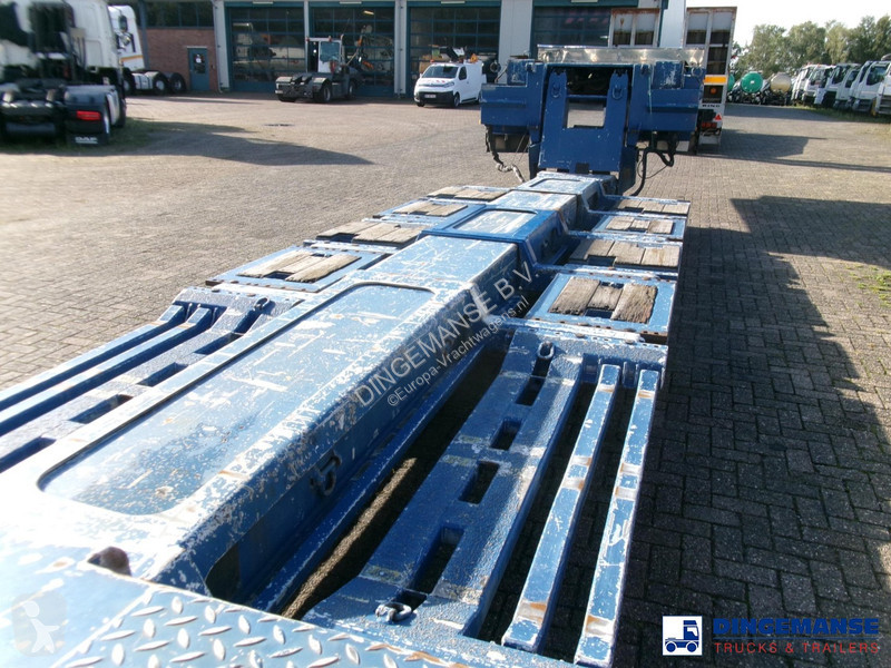 Semiremorca Goldhofer 3-axle lowbed trailer...