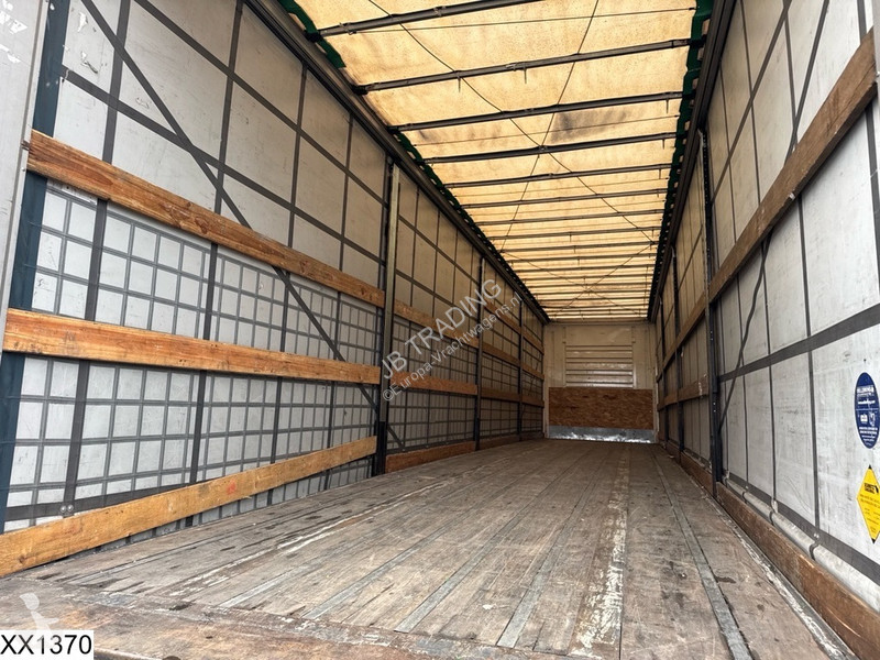 نصف مقطورة Fruehauf Tautliner Lift axle