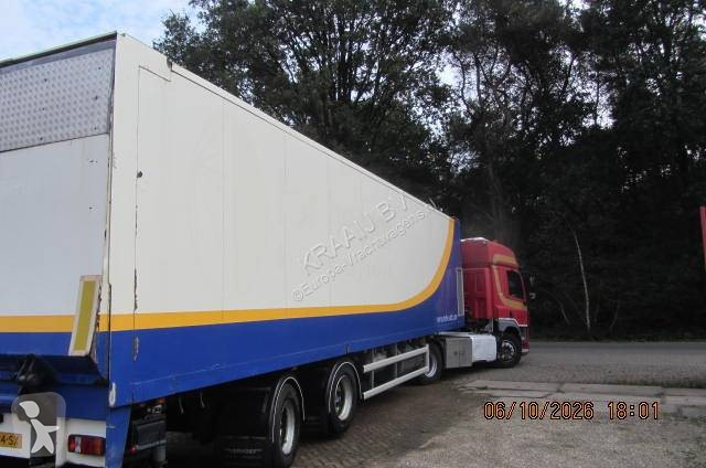 Floor  semi-trailer