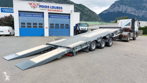 Camion Avec Une Longue Plate-forme De Remorque Pour Transporter Les Machines  Lourdes, Excavatrice Chargée Transport D'omnibus Photo stock - Image du  lourd, industrie: 152747924