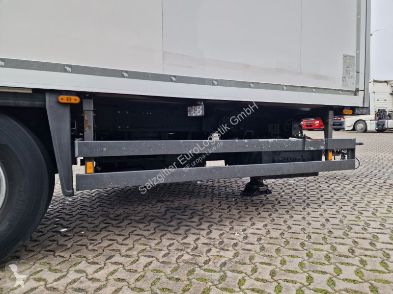 مقطورة Schmitz Cargobull 18 / Ladebordwand