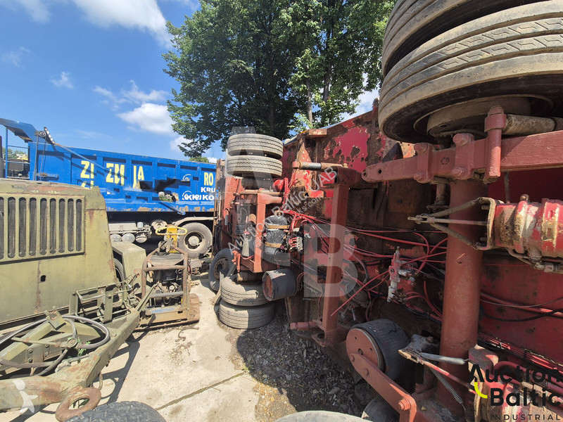 مقطورة  with damaged suspension