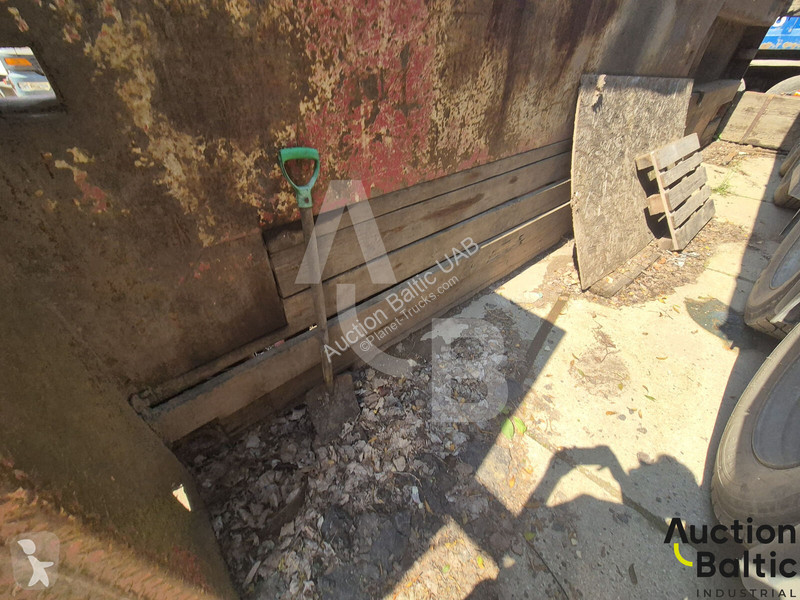 مقطورة  with damaged suspension