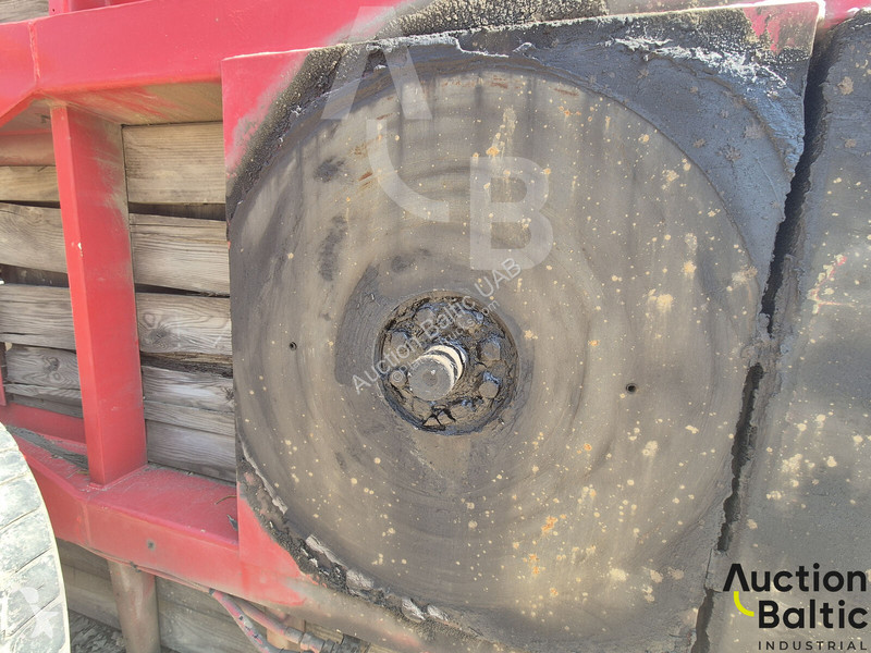 مقطورة  with damaged suspension