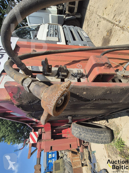 مقطورة  with damaged suspension