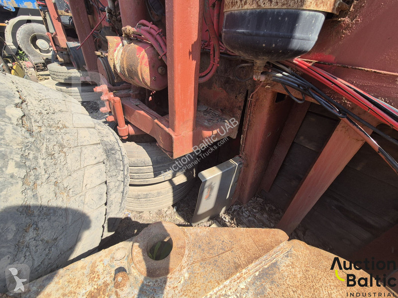 مقطورة  with damaged suspension