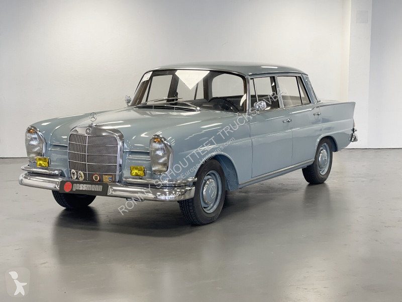 Véhicule utilitaire Mercedes 220 SEB Heckflosse...