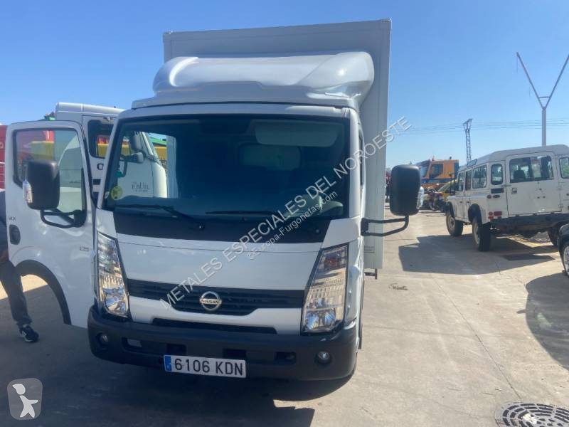 Véhicule utilitaire Nissan