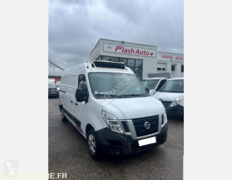 عربة نفعية Nissan