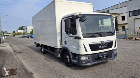 Utilitară cu prelată şi obloane MAN