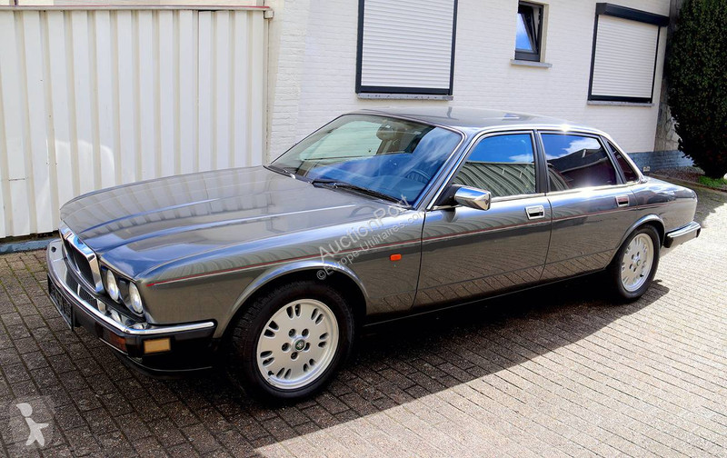 Véhicule utilitaire Jaguar XJ-12