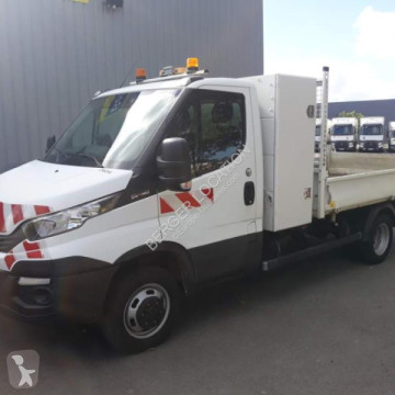 Con volquete trilateral Iveco