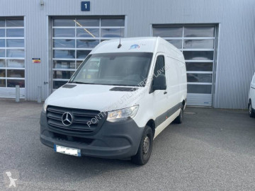 Fourgon moyen Mercedes