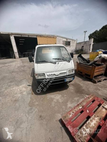 Utilitaire plateau ridelles Piaggio