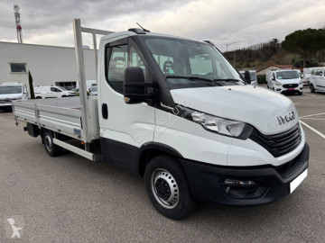 Nyttobil med flak häckar Iveco