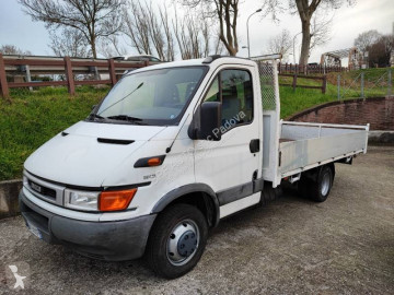 Utilitaire plateau ridelles Iveco