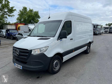 Fourgon long Mercedes