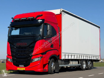 Ciężarówka firanka Iveco