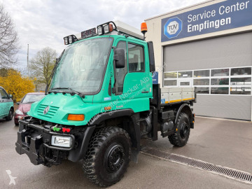 Con volquete trilateral Unimog