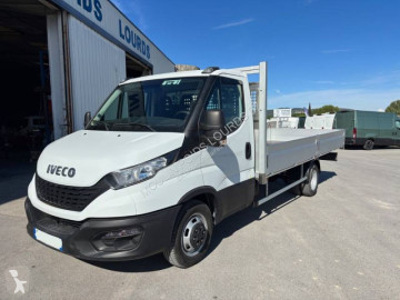 Utilitaire plateau ridelles Iveco