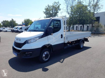 Utilitaire plateau ridelles Iveco