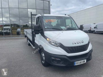 Utilitaire plateau ridelles Iveco
