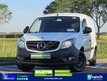 عربة نفعية مقفلة Mercedes