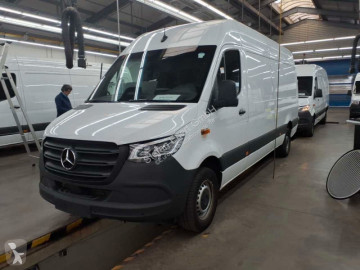 Furgon długi Mercedes