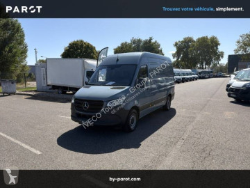 Fourgon moyen Mercedes