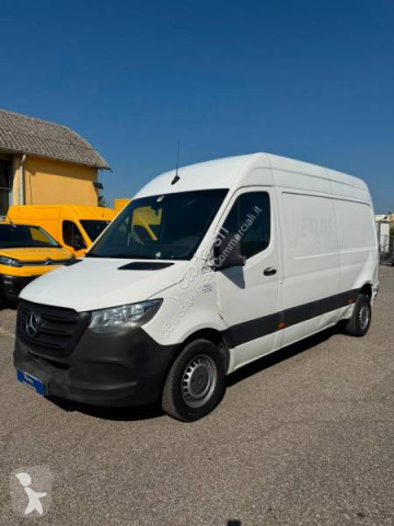 Fourgon moyen Mercedes