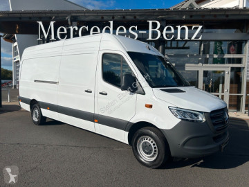Krytý nákladní vůz se skříňovou karosérií dlouhý Mercedes
