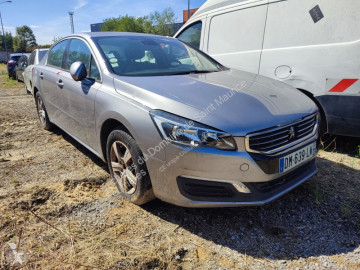 Coche berlina Peugeot