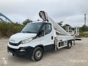Utilitaire nacelle articulée Iveco