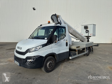 Utilitaire nacelle articulée Iveco
