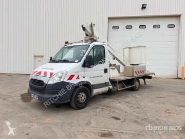 Utilitaire nacelle articulée Iveco