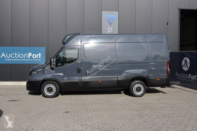 Lång transportbil Iveco
