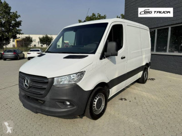 Stredne veľká dodávka Mercedes