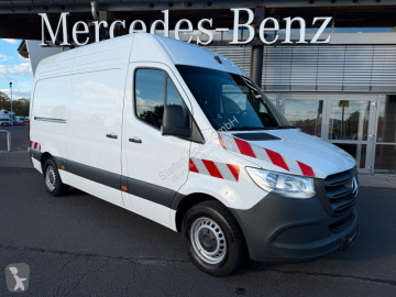 Krytý nákladní vůz se skříňovou karosérií dlouhý Mercedes