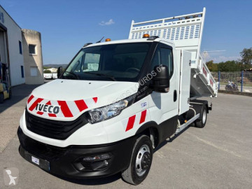 Con volquete trilateral Iveco