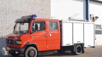 Mercedes 811D 4x2 811D 4x2 Feuerwehrwagen Doppelsitzbank ambulance použitý