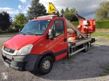 Furgoneta plataforma elevadora sobre camión articulada telescópica Iveco SMT35