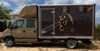 Furgoneta Renault remolque para caballos usada