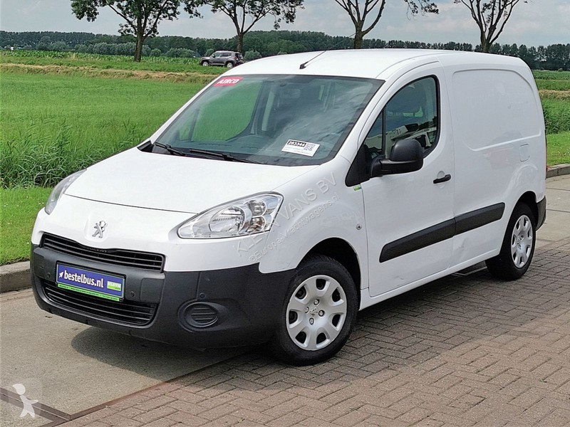 Peugeot partner фургон. Peugeot partner Cargo. Peugeot Boxer 330 l1h1. Рено partner. Фургон Пежо 1990