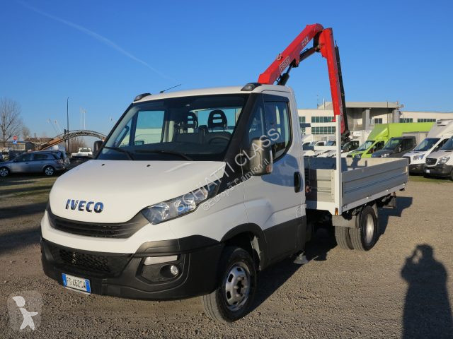 Camion plateau IVECO DAILY avec tractopelle NEW HOLLAND accessoires NEW16163A