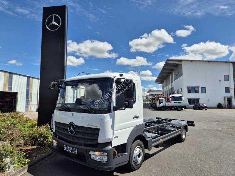 Véhicule utilitaire Mercedes 818 L Fahrgestell,...